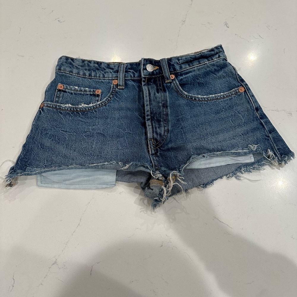 Zara Jean mini shorts 

Size 4. Worn once and in perfect condition!
